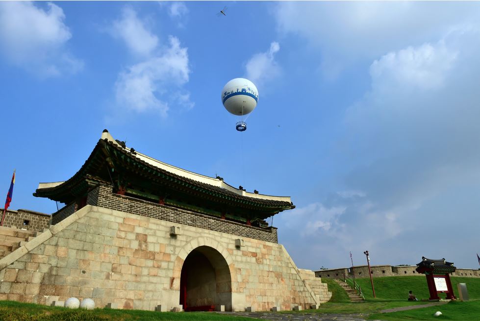 Огромный шар, заполненный гелием и надежно закрепленный стальным тросом